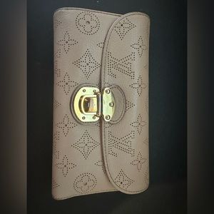 Louis Vuitton Leather Mahina Amelia Wallet